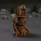 Wachturm Würfelturm bemalt, Ansicht schräg von vorne auf dunkler Schiefer-Tischplatte mit Miniatur-Gelände im Hintergrund