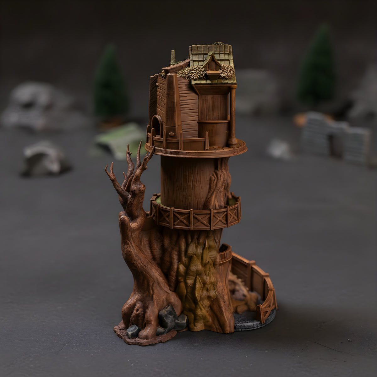 Wachturm Würfelturm bemalt, Ansicht schräg von vorne auf dunkler Schiefer-Tischplatte mit Miniatur-Gelände im Hintergrund