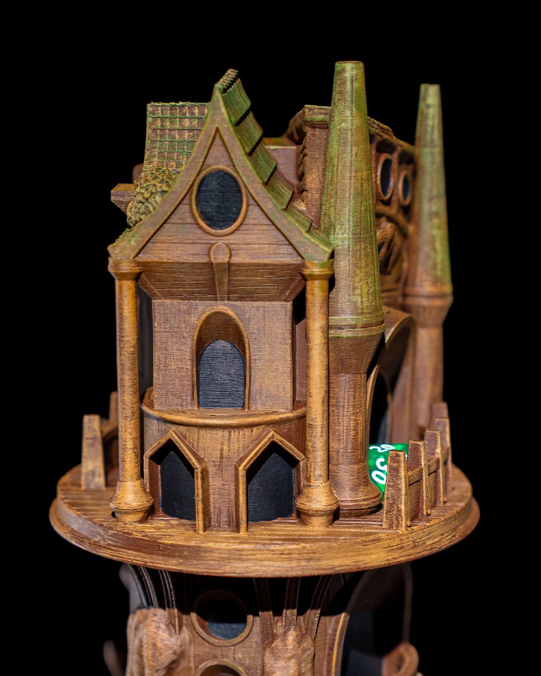 Wachturm Würfelturm bemalt, Detailansicht Turmspitze mit Giebeldach und Säulen – Münch3D 3D-Druck
