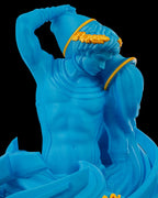 Detailaufnahme Kopf der Wassermann-Figur in Blau mit goldenem Lorbeerkranz, vor schwarzem Hintergrund