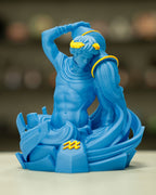 Wassermann-Sternzeichen-Figur in Blau mit goldenen Akzenten im Wohnambiente, unscharfer Hintergrund