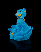 Wassermann-Figur in Blau, Nahaufnahme von Rücken und Muskulatur mit Sternzeichen-Symbol am Sockel, vor schwarzem Hintergrund