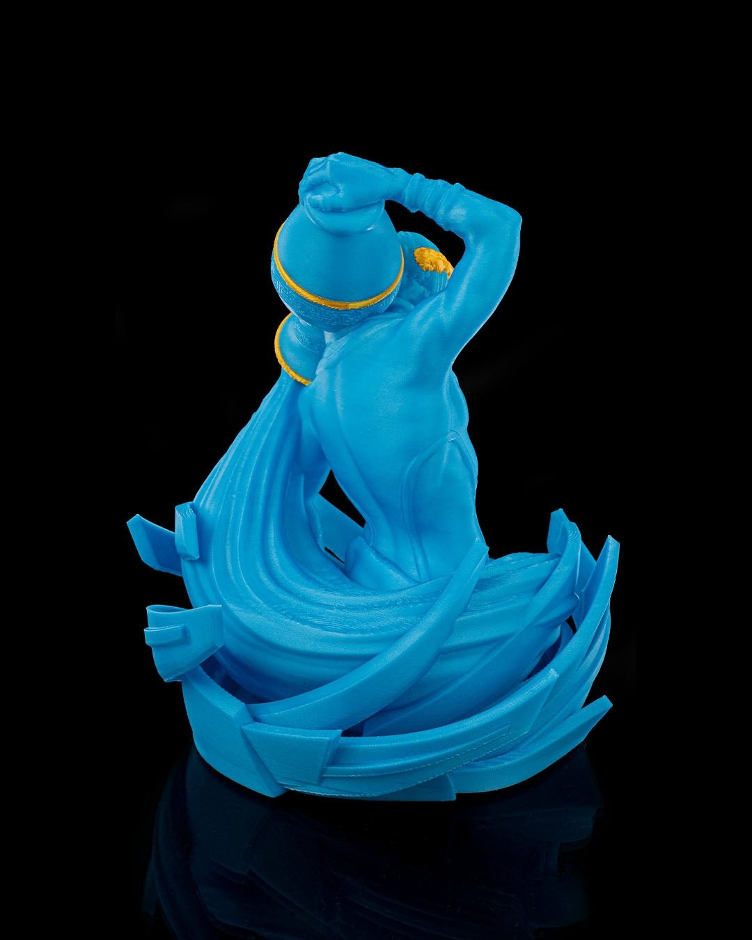 Rückseite der Wassermann-Figur in Blau: Wasserkrug von hinten und fließende Wasserlinien am Sockel sichtbar, vor schwarzem Hintergrund