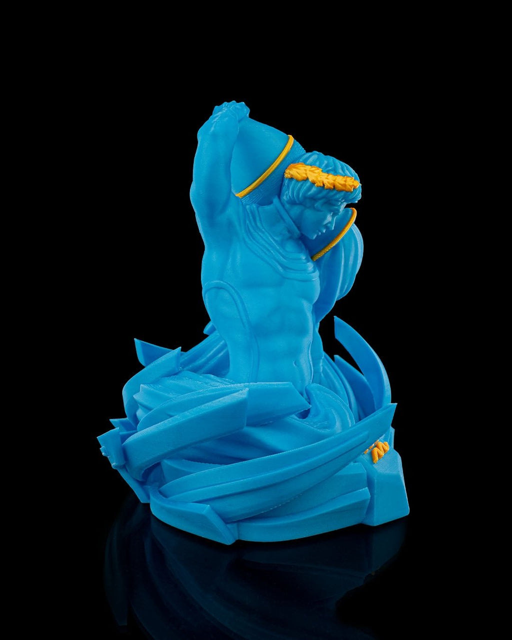 Seitenansicht der Wassermann-Figur in Blau mit Wasserkrug und fließendem Umhang, vor schwarzem Hintergrund