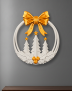 Weihnachtskranz in Weiß mit goldener Schleife, Tannenbäumen und goldenen Beeren an einer anthrazitgrauen Wand über einem dunklen Sideboard, Schattenwurf nach rechts