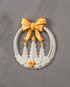 Weihnachtskranz Weiß-Gold frontal an einer grauen Putzwand: goldene Schleife oben, im Ring drei Tannenbäume mit goldenen Sternen, unten Stechpalmenblätter mit drei goldenen Beeren