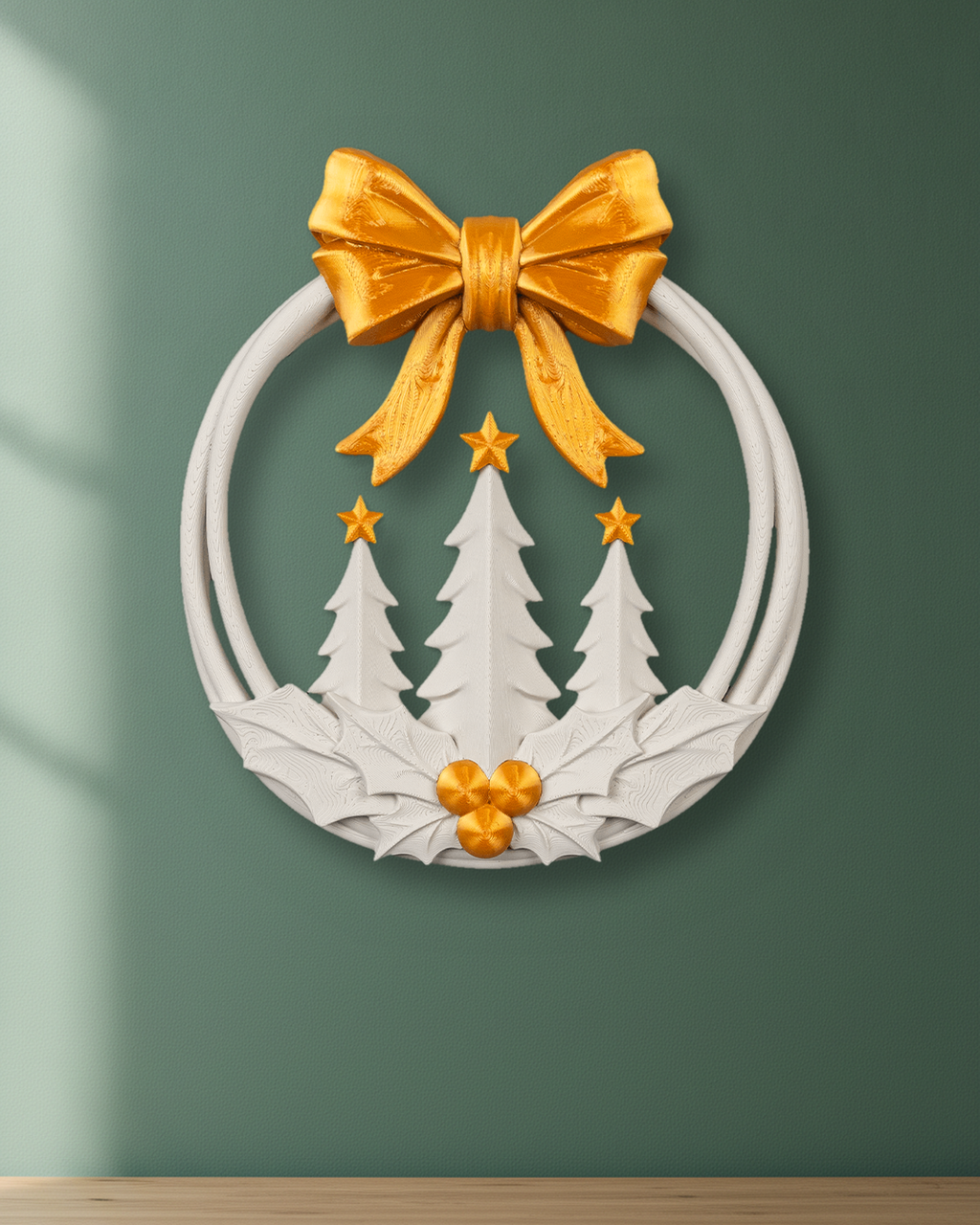Weihnachtskranz in Weiß mit goldener Schleife, drei Tannenbäumen mit goldenen Sternen und Stechpalmenblättern mit goldenen Beeren, aufgehängt an einer dunkelgrünen Wand mit weichem Fensterlicht von links