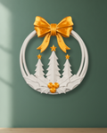 Weihnachtskranz in Weiß mit goldener Schleife, drei Tannenbäumen mit goldenen Sternen und Stechpalmenblättern mit goldenen Beeren, aufgehängt an einer dunkelgrünen Wand mit weichem Fensterlicht von links