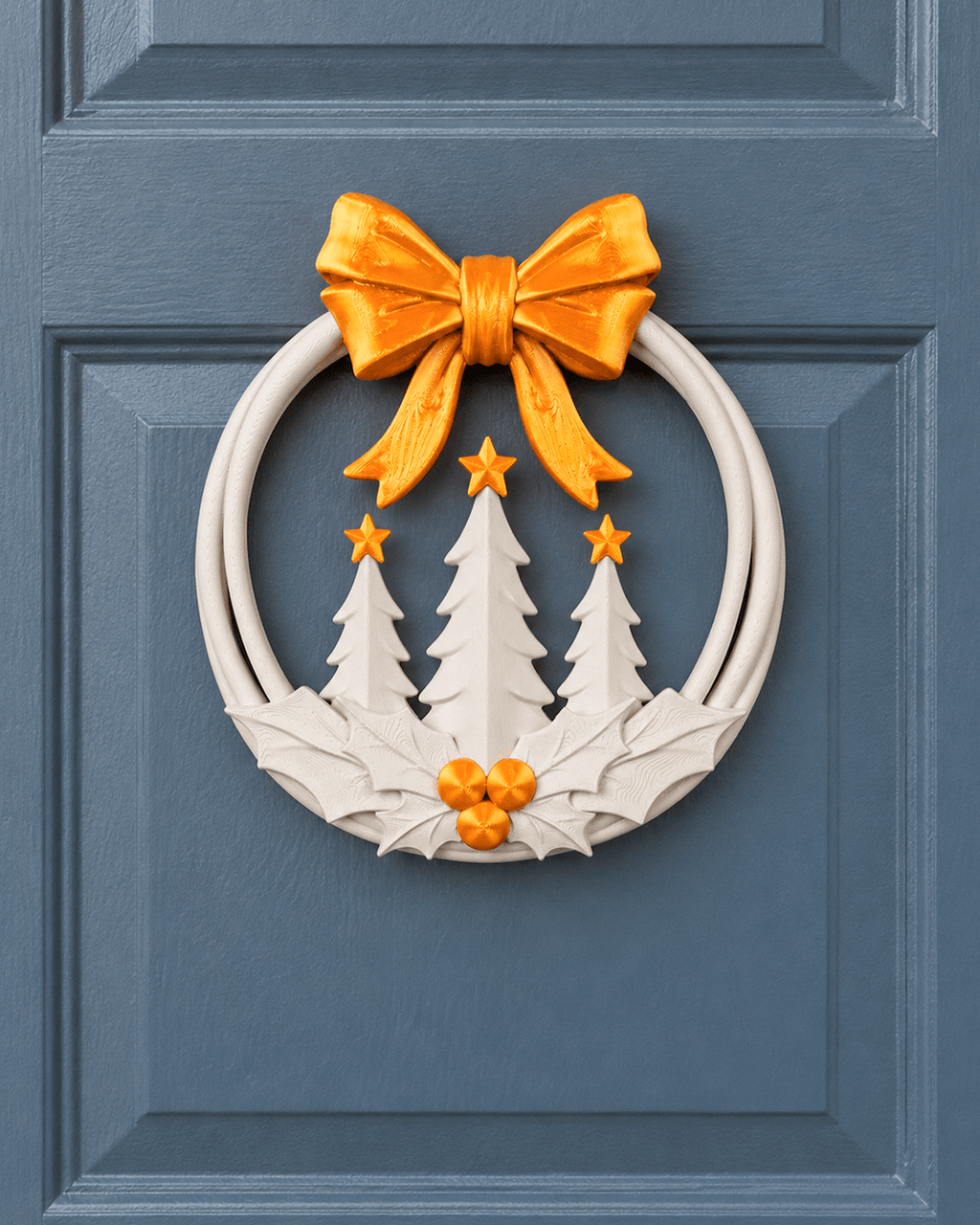 Weihnachtskranz Weiß-Gold mit goldener Schleife, drei Tannen mit Sternen und Stechpalme, aufgehängt an einer blaugrauen Haustür mit Kassettenfüllung
