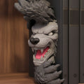 Nahaufnahme der Werwolf-Buchstütze: knurrendes Maul mit weißen Zähnen und roter Zunge, sichtbare 3D-Druck-Oberflächenstruktur, im Bücherregal