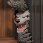 Nahaufnahme der Werwolf-Buchstütze: knurrendes Maul mit weißen Zähnen und roter Zunge, sichtbare 3D-Druck-Oberflächenstruktur, im Bücherregal