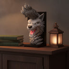Werwolf-Buchstütze auf einem dunklen Sideboard neben gestapelten Büchern und einer warm leuchtenden Laterne, Gothic-Wohnzimmer-Ambiente