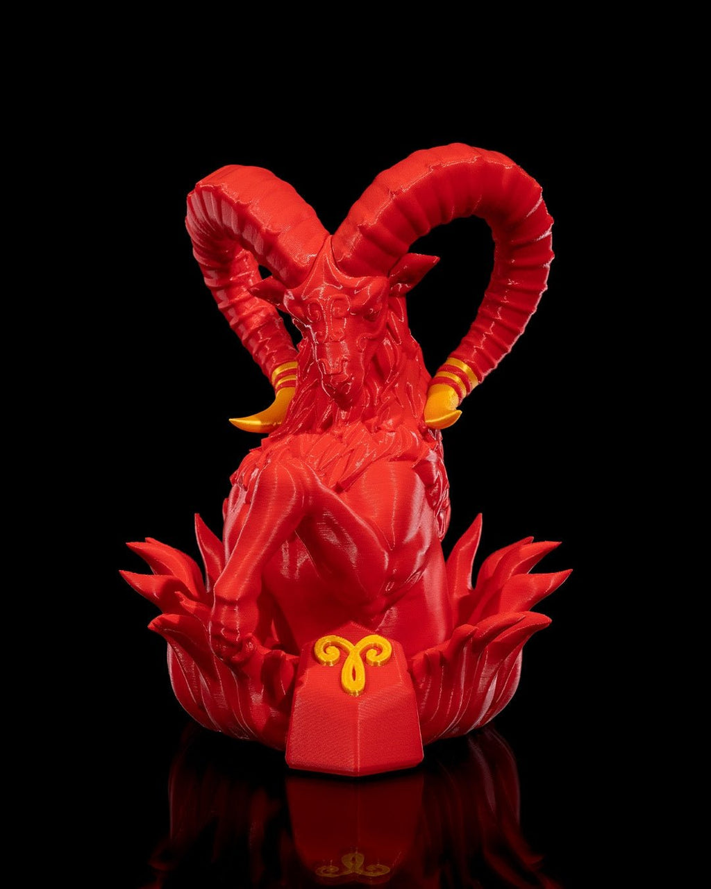 Rote Widder-Dekofigur, Frontalansicht mit gelbem ♈-Symbol auf der Basis