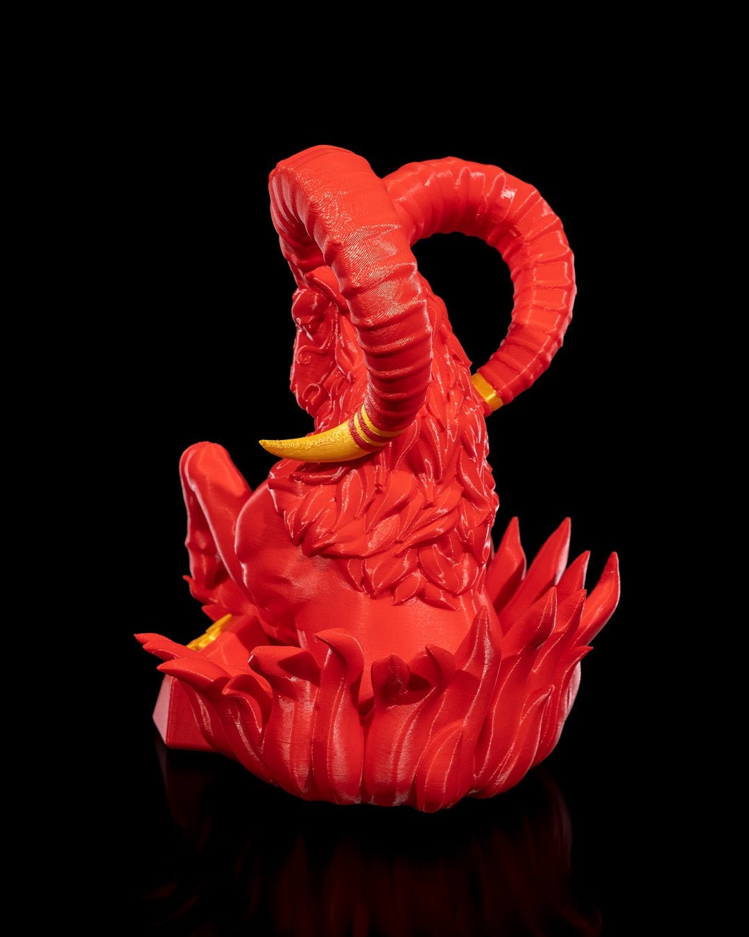 Rote Widder-Skulptur, Ansicht von hinten-seitlich mit Flammenstruktur und angewinkelten Beinen