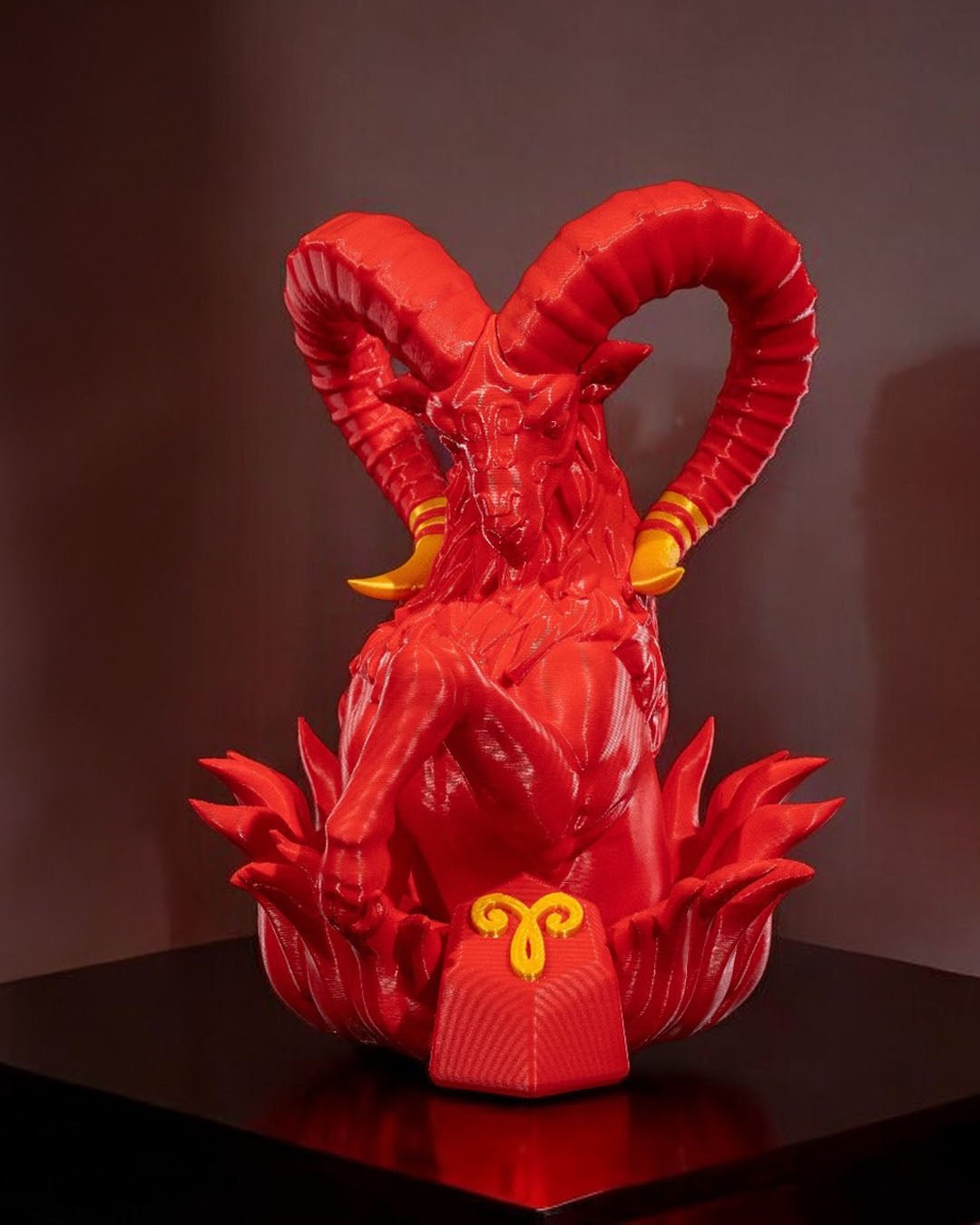 Widder-Skulptur Sternzeichen ♈, KI-generierte Stimmungsvisualisierung vor dunklem Hintergrund – 3D-Druck Münch3D