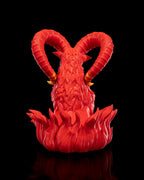 Rote Widder-Skulptur von hinten, Mähne und geschwungene Hörner mit goldenen Spitzen sichtbar