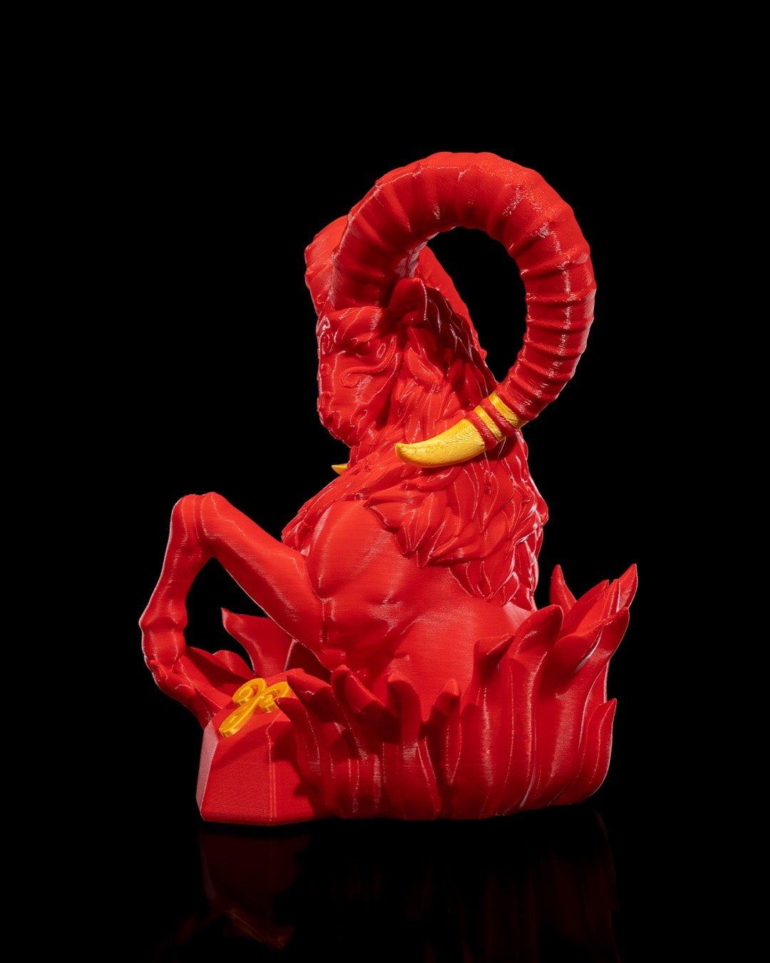 Rote Widder-Skulptur, seitliche Profilansicht mit Flammenoptik-Basis und angewinkeltem Vorderbein