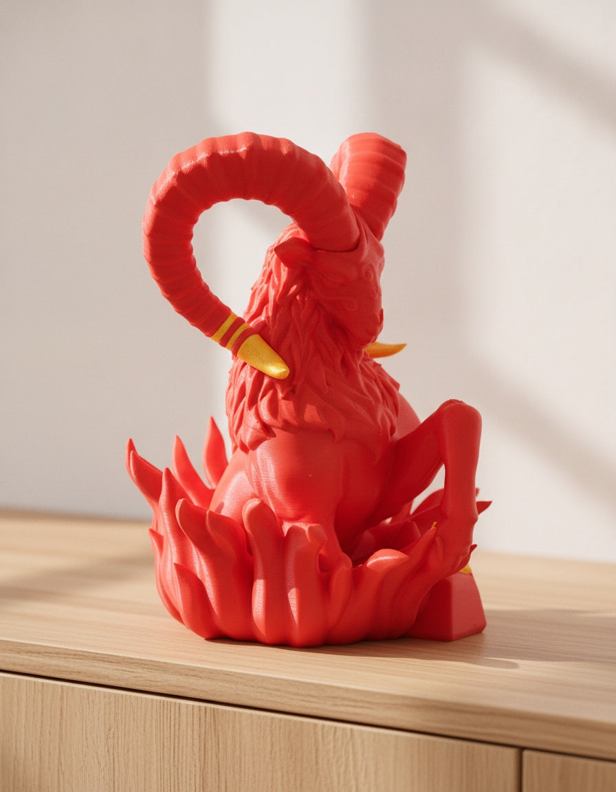 Rote Widder-Skulptur, schräge Rückansicht mit strukturierter Mähne, auf hellem Holzsideboard mit unscharfem Hintergrund