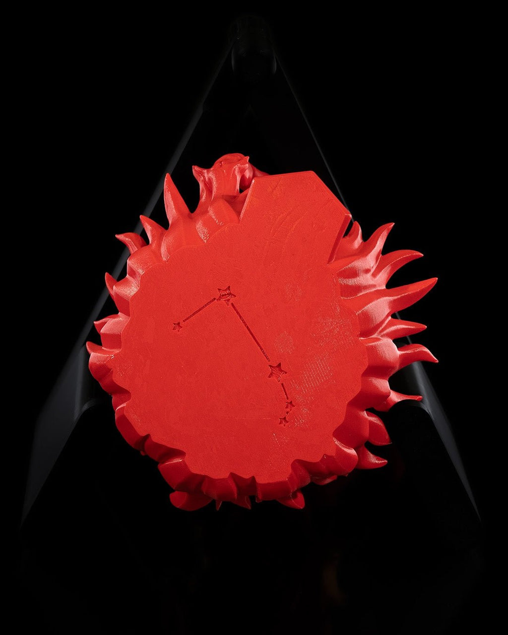 Unterseite der Widder-Skulptur mit eingraviertem Sternbild ♈ auf flammenförmiger Basis