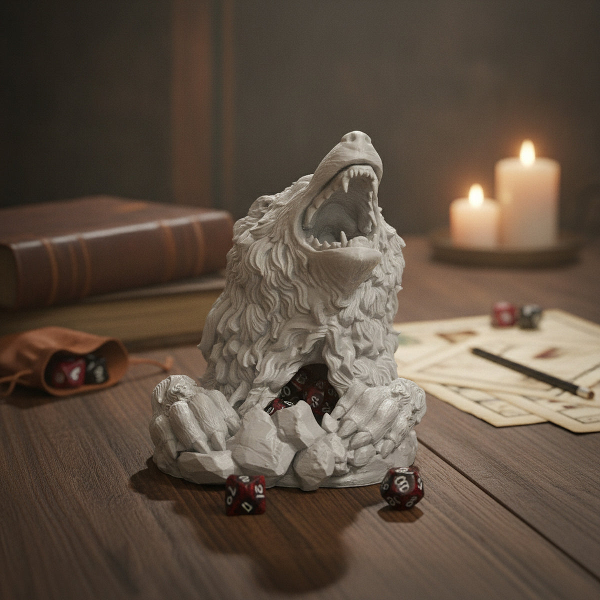 Wolfskopf Würfelturm auf dunklem Holz-Spieltisch bei Kerzenlicht, Würfel rollen aus der Felsöffnung am Sockel, Regelbuch und Charakterbogen im Hintergrund – Münch3D