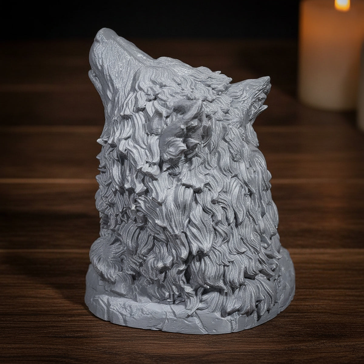Wolfskopf Würfelturm, Nahaufnahme der Fell-Textur von der Seite mit aufgestellten Ohren, vor dunklem Holztisch-Hintergrund mit Kerzenschein – Münch3D