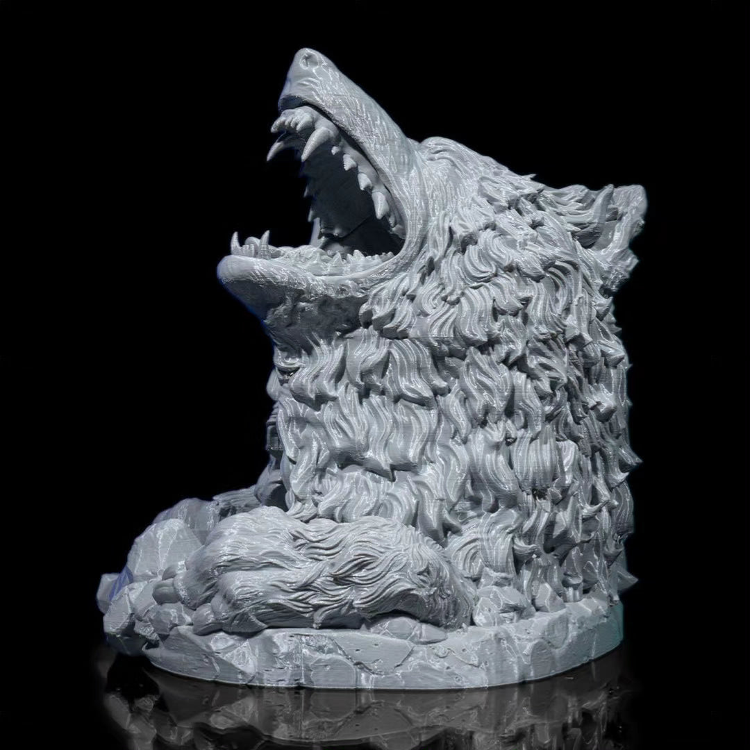 Wolfskopf Würfelturm in grauem 3D-Druck, Frontalansicht mit aufgerissenem Maul, auf Felssockel vor schwarzem Hintergrund – Münch3D