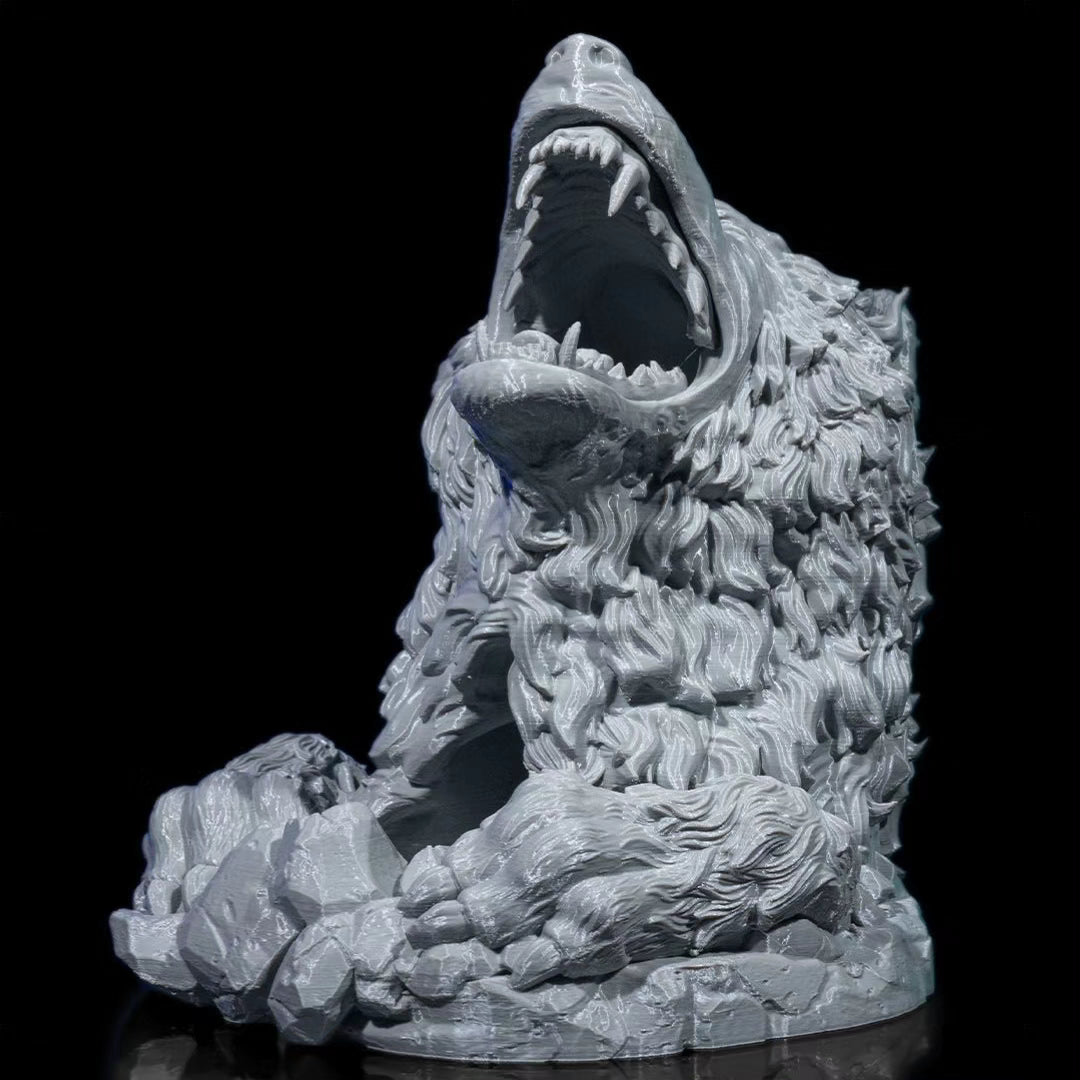 Wolfskopf Würfelturm Frontalansicht, Nahaufnahme des aufgerissenen Mauls mit Fell-Textur – Münch3D