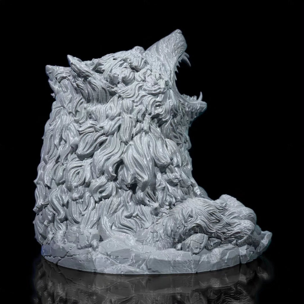 Wolfskopf Würfelturm Seitenansicht mit aufgestellten Ohren, Fell-Textur und Felssockel – Münch3D