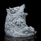 Wolfskopf Würfelturm Seitenansicht mit aufgestellten Ohren, Fell-Textur und Felssockel – Münch3D