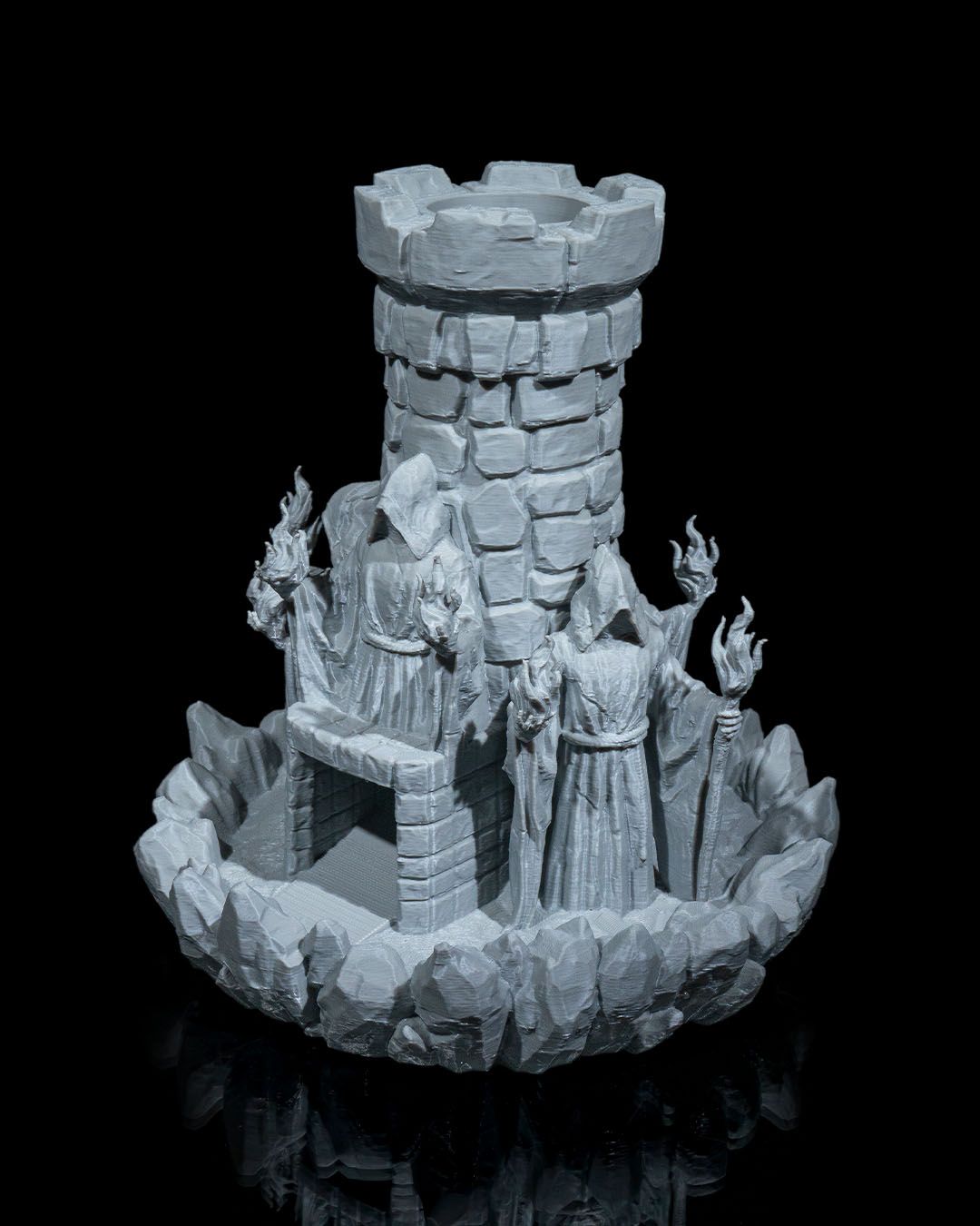 Würfelturm Zauberer weitere Ansicht der Zaubererfiguren und Steinturm vor schwarzem Hintergrund – Münch3D
