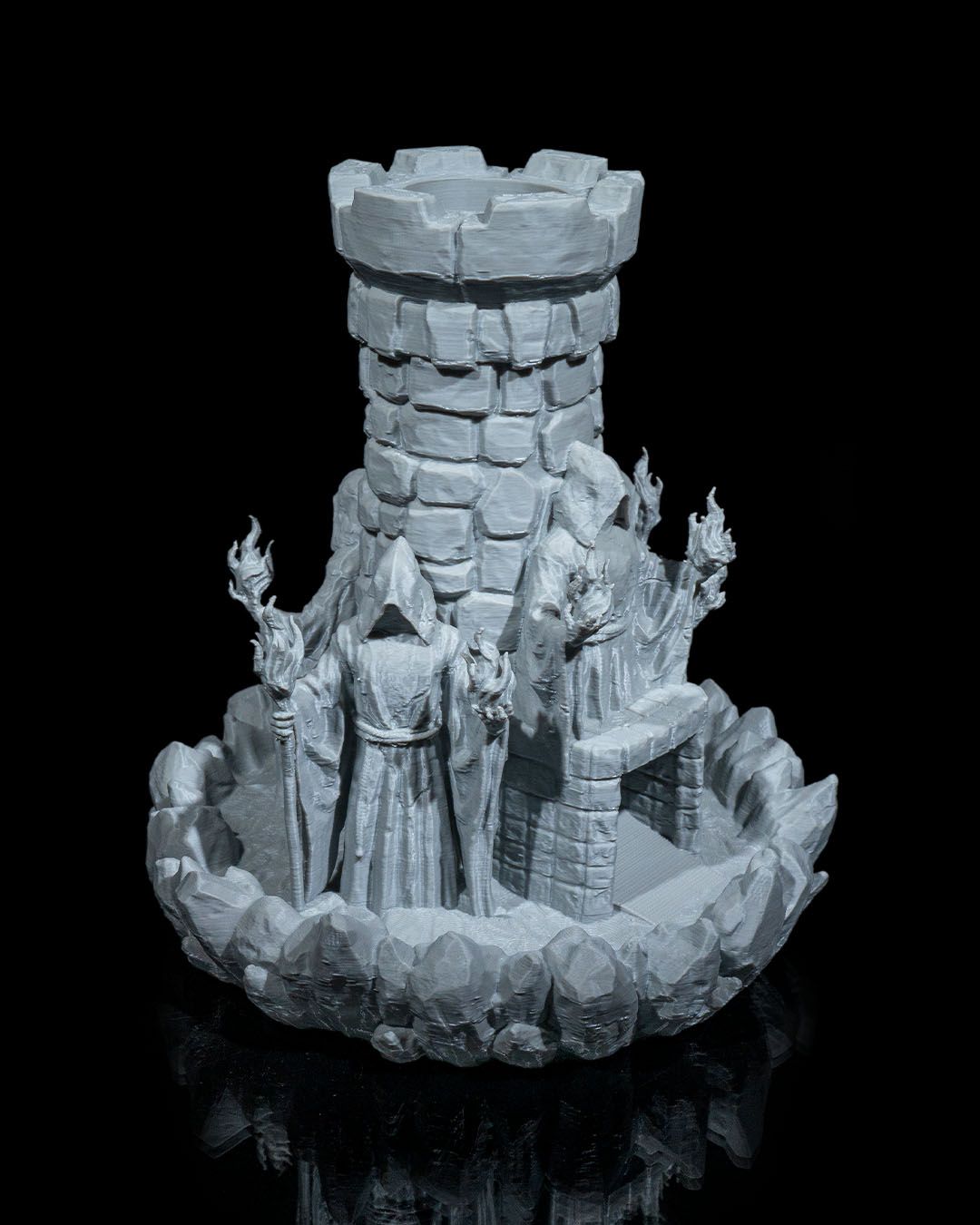 Würfelturm Zauberer symmetrische Frontalansicht mit erhobenen Fackeln, grauer 3D-Druck vor schwarzem Hintergrund – Münch3D