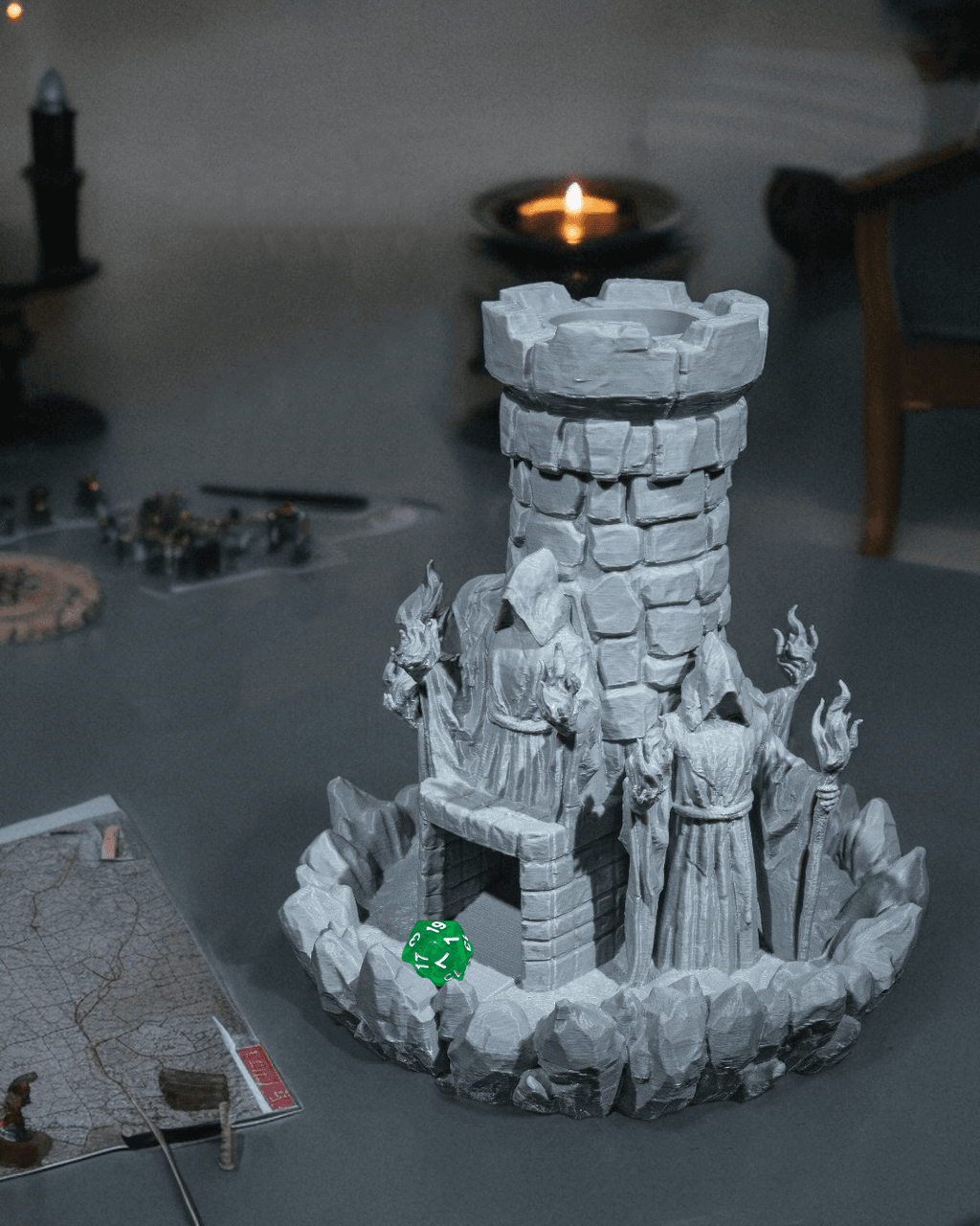 Würfelturm Zauberer in grauem 3D-Druck auf Spieltisch mit Landkarte, Miniaturen und Kerze im Hintergrund, grüner W20-Würfel im Sockel – Münch3D