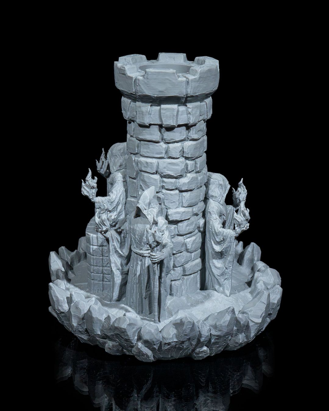 Würfelturm Zauberer Ansicht mit sichtbarer Öffnung im Sockel, grauer 3D-Druck vor schwarzem Hintergrund – Münch3D