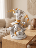Zeus Figur Frontalansicht mit sichtbarem Gesicht, ein Arm mit Blitz erhoben, andere Hand hält Bündel kleinerer Blitze, auf Holzkommode mit Sofa und Tonkrug im Hintergrund