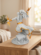 Zeus Statue Rückansicht, ein Arm mit Blitz erhoben, andere Hand hält Blitzbündel, auf Holzkommode mit Pflanze und Büchern im Hintergrund
