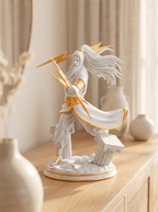 Zeus Figur mit Blitz, gleiche seitliche Pose wie im Hauptbild (Blitz beidhändig gehalten), auf Holzkommode zwischen mehreren Keramikvasen