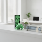 Grüne Zombie-Buchstütze mit greifender Hand auf weißem Regal in hellem, modernem Home-Office, daneben eine Sukkulente und ein Bücherstapel
